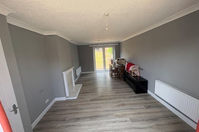 15, Whincover Gardens, Leeds photo 2