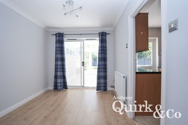16, Hazel Close, Basildon photo 4