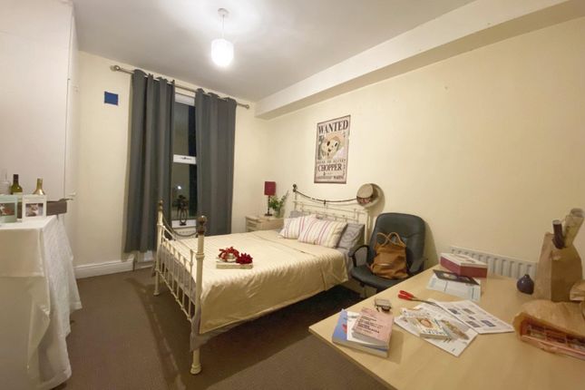 Bright, Neatly Presented Double Bedroom With A Met...