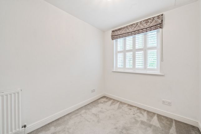 Flat to rent in Lyster Mews, Cobham