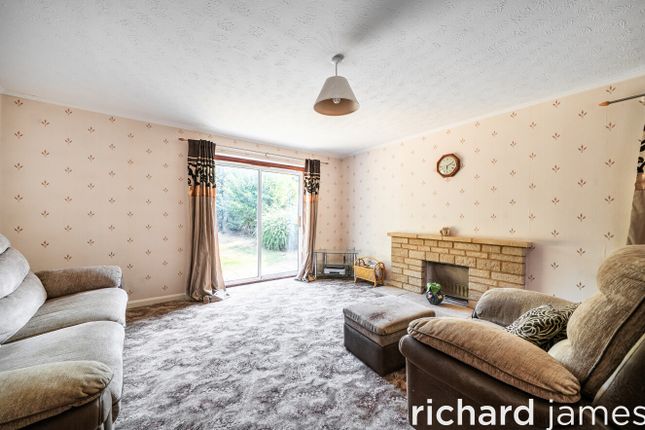 32, Hampton Drive, Swindon photo 3