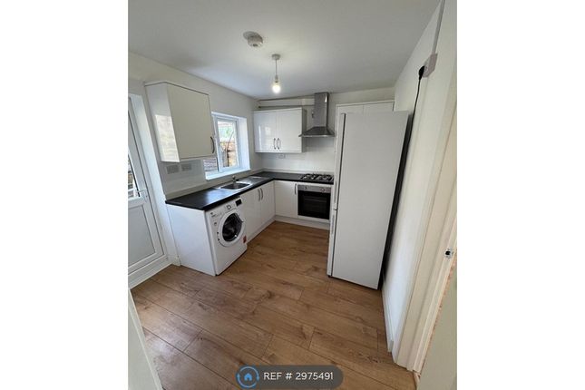 Foxburrows Avenue, Guildford photo 4