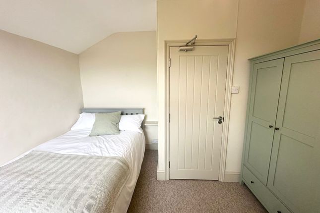 Room to rent in Colmer Road, Yeovil