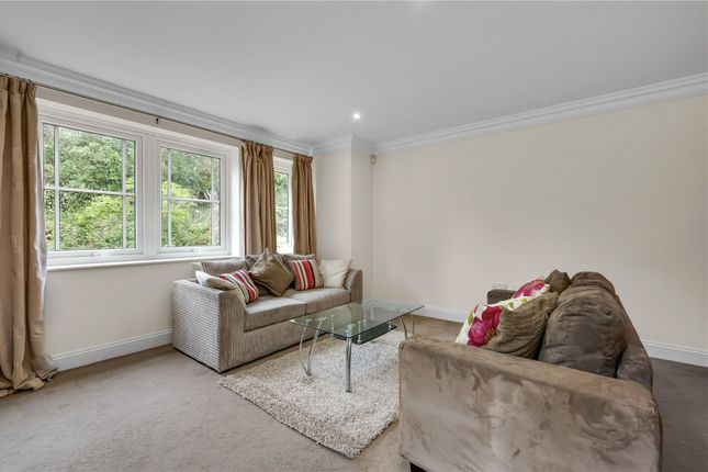 Flat to rent in Lakewood, Portsmouth Road, Esher, Surrey
