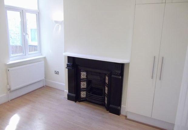 Flat to rent in Pattenden Road, Catford, London
