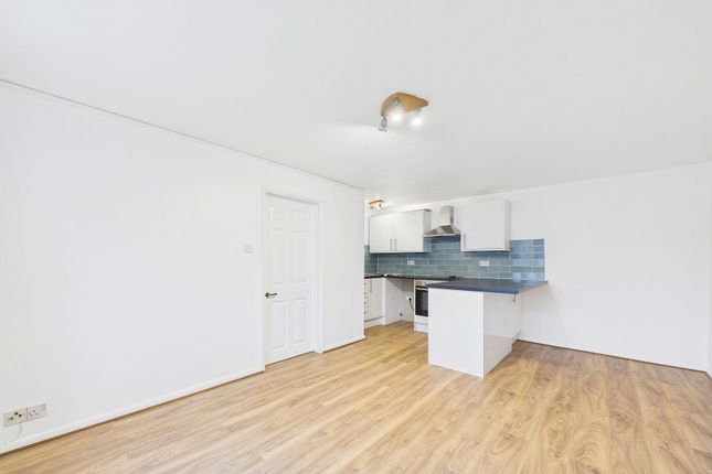 Laird Court, Bagshot photo 3