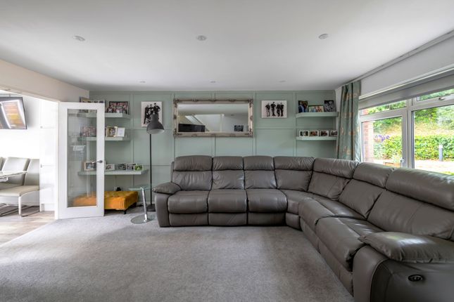 25 Harrison Close, Reigate photo 4
