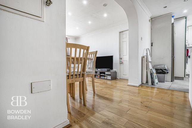 5 Mossford Court, Hatfield Close, Barkingside photo 4