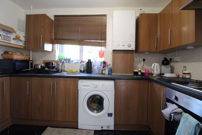 Flat 5, 68 Warminster Road, London photo 3