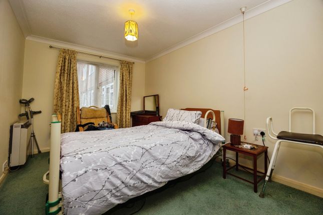 8, Allingham Court, Godalming photo 4