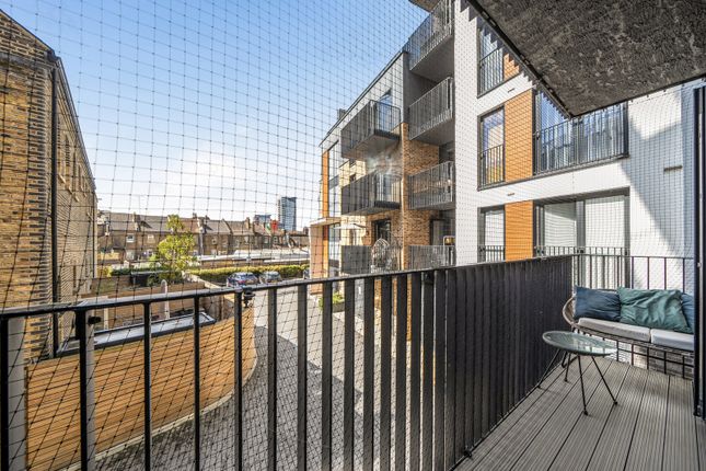 Flat 58, Thomas York House, 107, Woolwich High Street, London photo 4