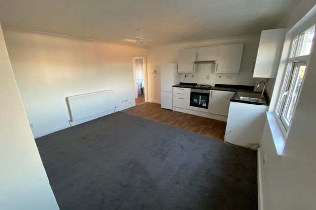 Studio to rent in Hencroft Street South, Slough