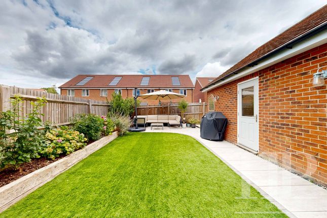 20 Daffodil Crescent, Crawley photo 4