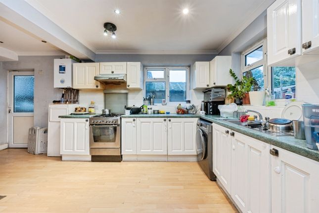 15, Lynton Grove, Bedford photo 3