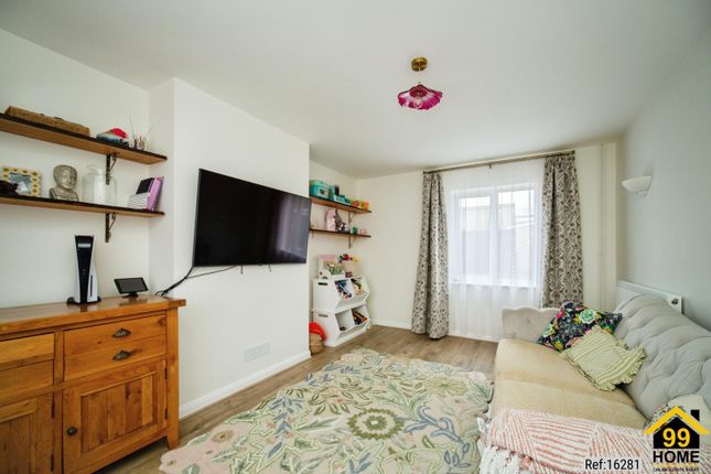 36, Sandy Lane, Hook photo 4