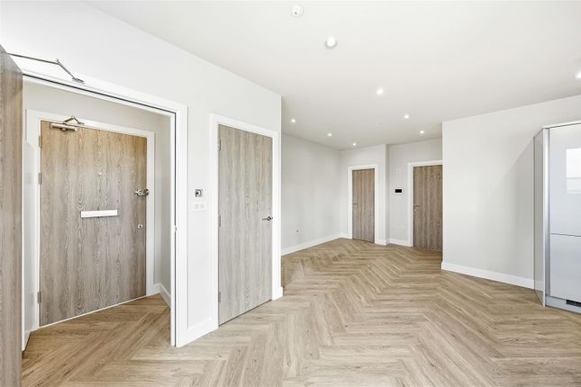 Flat 26, 39 Pemberton Court, Portelet Road, London photo 2