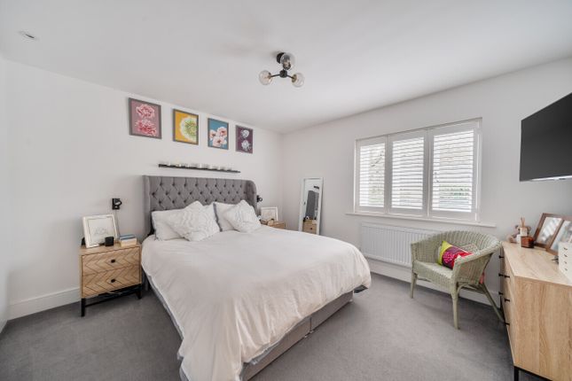 3, The Princedales, Ottershaw photo 3