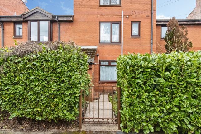 1-bed flat on 45, Dickinson Court, West Yorkshire, £50,000