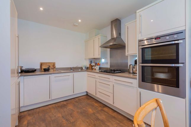 Beaumont, Shoppenhangers Road, Maidenhead photo 3