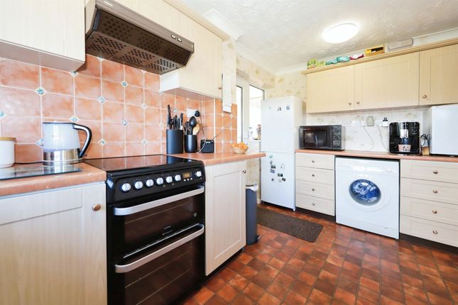 Link-detached house for sale in Selsdon Close, Kidderminster