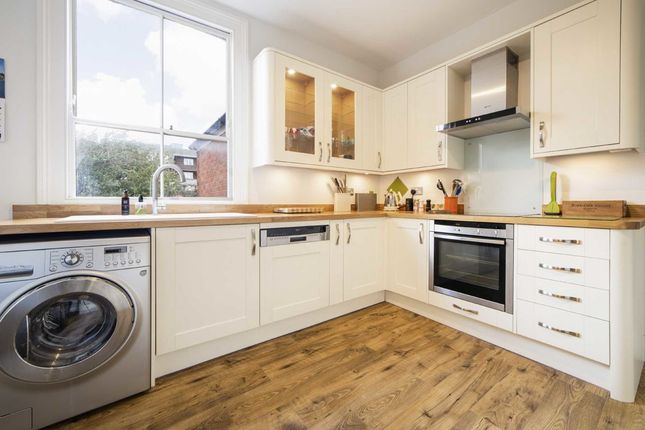 Flat to rent in Griffiths Road, London