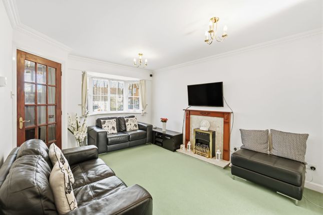 10 Tilia Close, Sutton photo 2