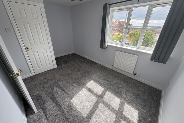 8, Longfield Court, Heckmondwike photo 2