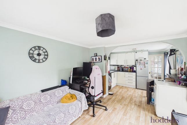 163, Fangrove Park, Lyne photo 4