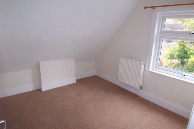 Maisonette to rent in Walton Road, East Molesey