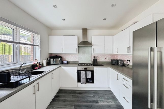 33 Clos Benallt Fawr, Fforest, Swansea photo 4