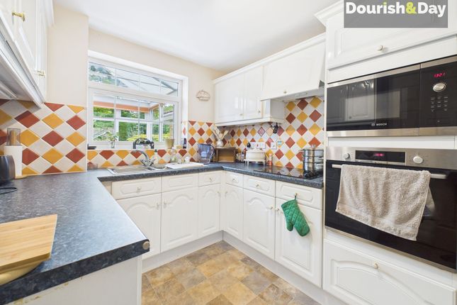 7 Oak Gardens, Stafford photo 3