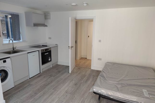 Studio to rent in Alfred Road, Acton