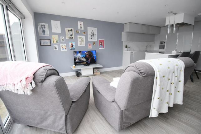 8, Siskin Drive, Hemel Hempstead photo 2