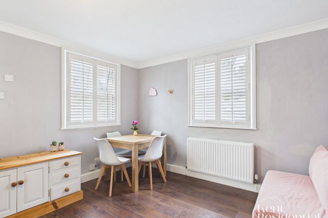 Flat 4, Oxden Court Pine Grove, Maidstone photo 2