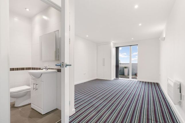 Flat for sale in The Heart, Walton-On-Thames