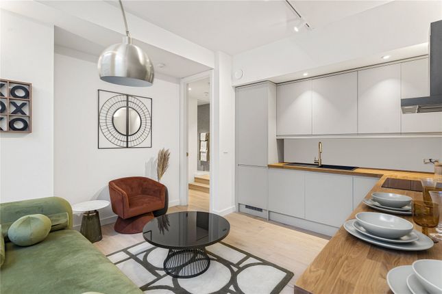 Flat B, 49-51, Central Street, London photo 4