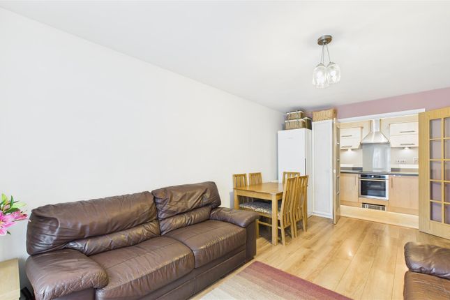 Flat 5 Pemberton Court, 101 Southbury Road, Enfield photo 4