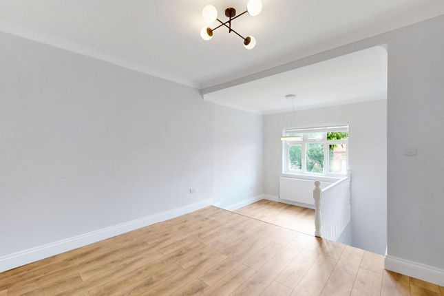 Flat 4, 23 Colville Road, London photo 3