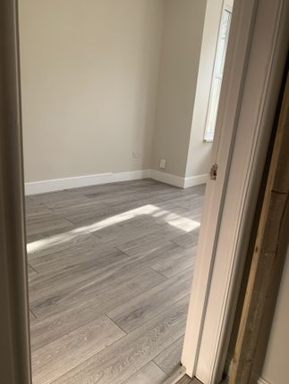 Flat to rent in Wortley Road, London