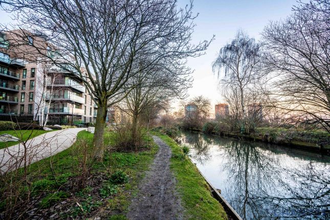 Flat 76 Rivulet Apartments, Devan Grove, London photo 4