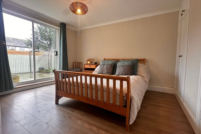 49, Colonial Road, Bedfont photo 4