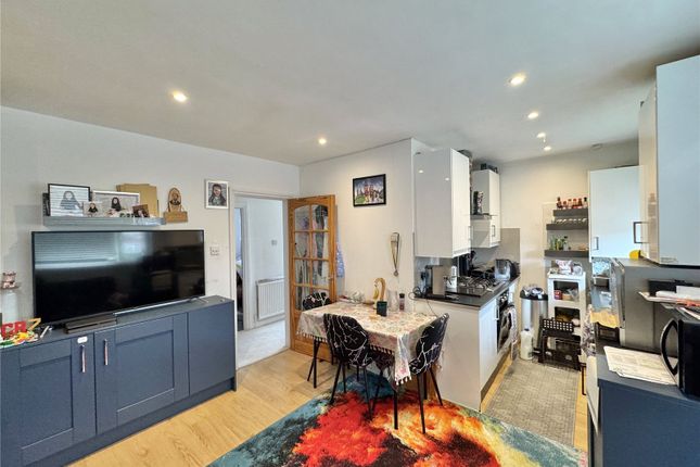 12, Park Avenue Maisonettes, Bushey photo 2