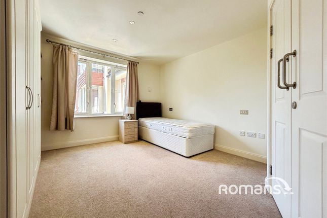 73, Oakleigh Square, Yateley photo 5