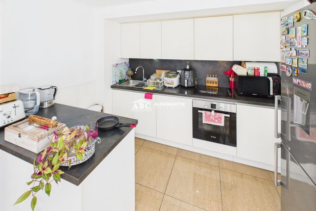 Flat 16, 5, Goshawk Court, Shearwater Drive, London photo 3