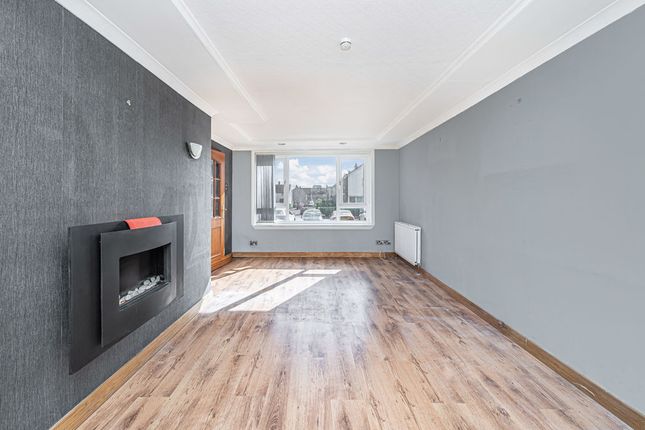 16, Sinclair Avenue, Glenrothes photo 4