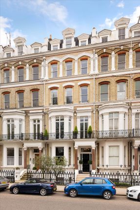 Thumbnail Terraced house to rent in Vicarage Gate, Kensington, London