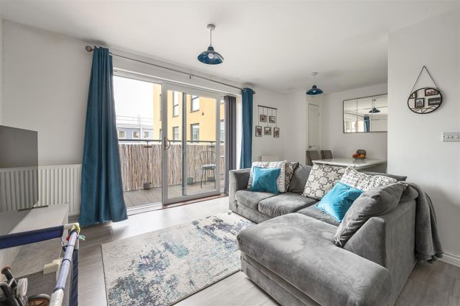 2-bed flat on Scenix House, Flat 35, Chigwell Road, South Woodford, £350,000