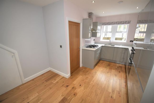 8, Laund Croft, Huddersfield photo 3
