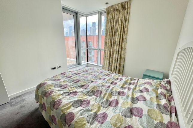 Flat to rent in Biscayne Avenue, London