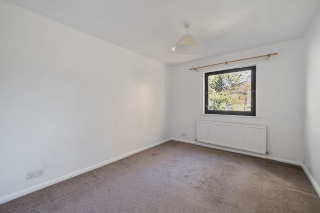 33, Hillcrest, Farnham photo 4